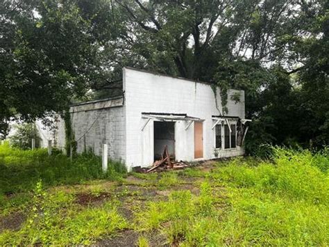 View detailed information about property 2337 Wolf Ridge Rd, Mobile, AL 36618 including listing details, property photos, school and neighborhood data, and much more.